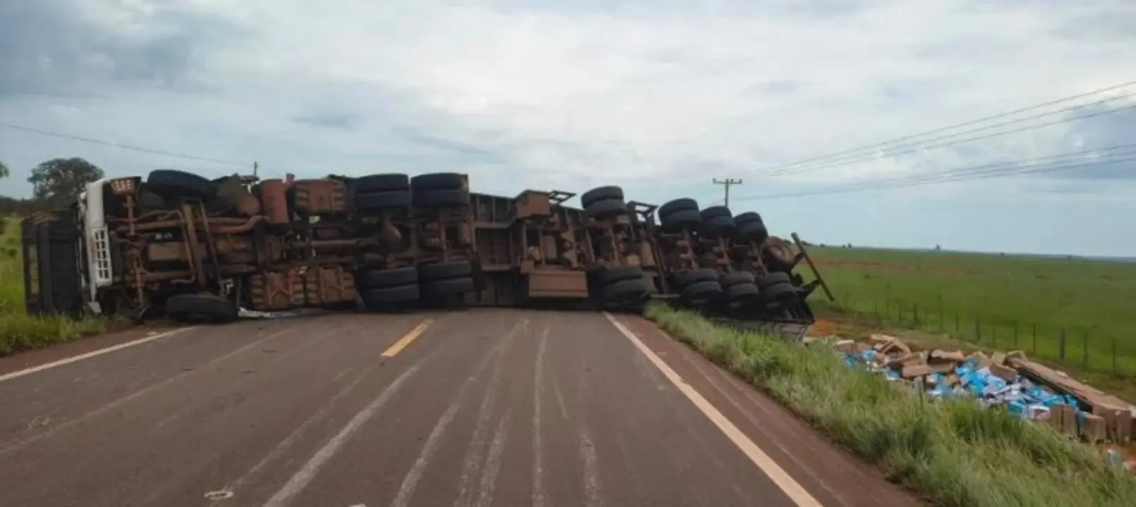 Carreta carregada com carga de papelaria tomba e interdita MS-338