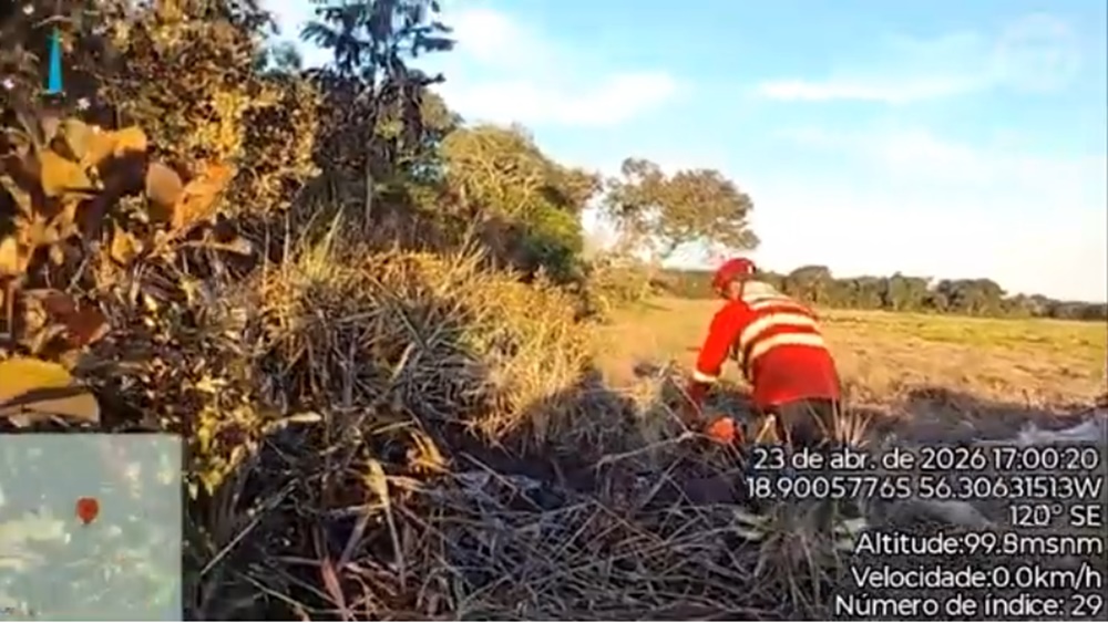 Bombeiros fazem operação para combater incêndio no Pantanal do Nabileque