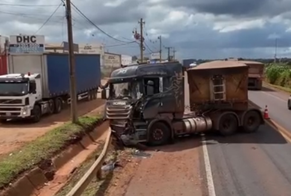 Acidente entre carretas tumultua trânsito na BR-163