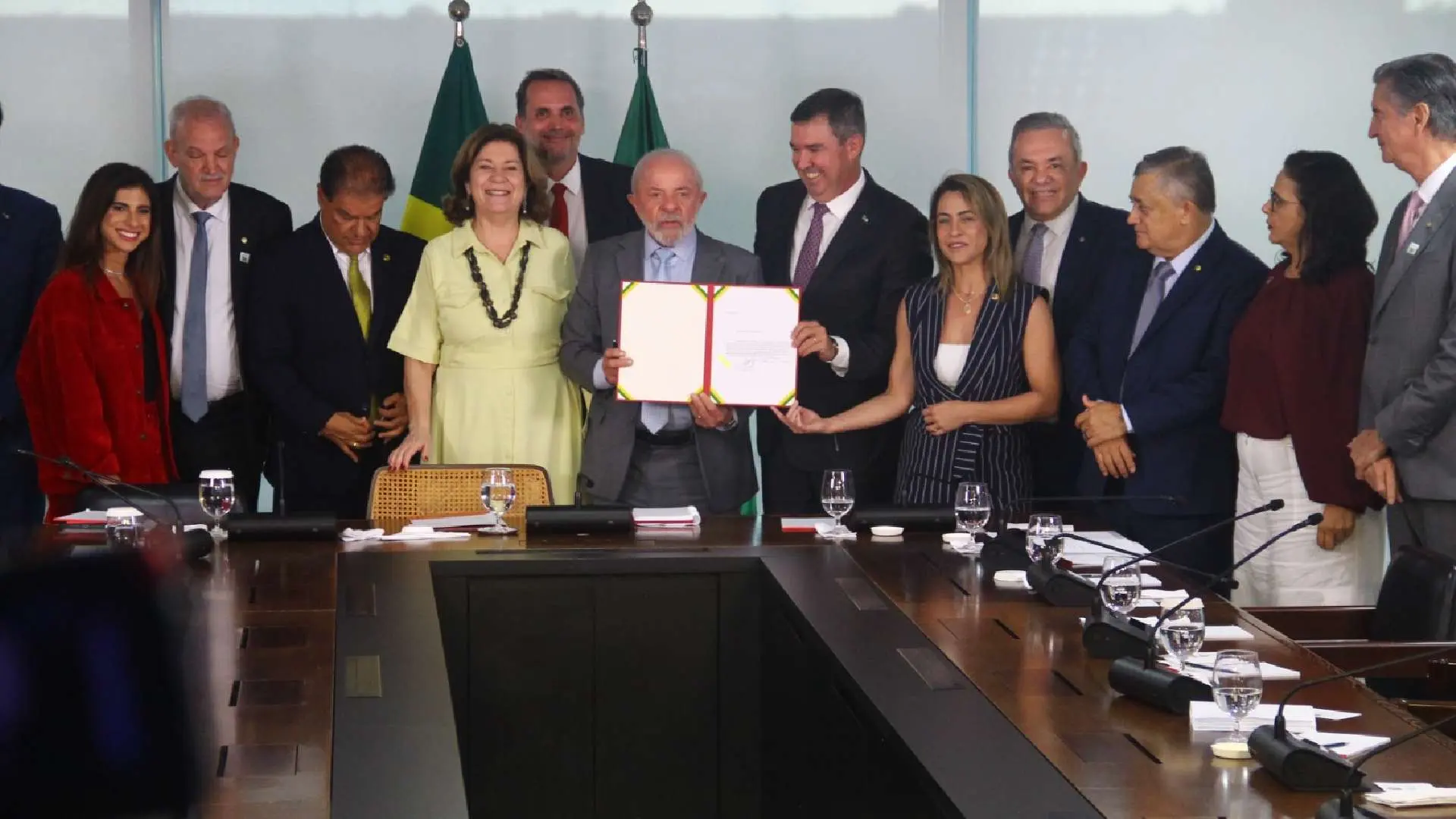 Lula e Riedel assinam empréstimo de R$ 1 bilhão para obras em 800 km de rodovias em MS