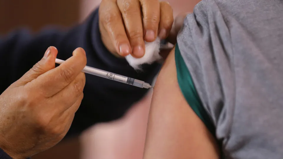 Lei obriga empresas a informar trabalhadores sobre vacinação e garante folga para exames