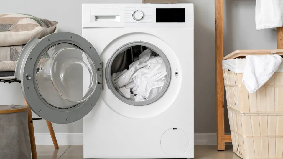 Roupa sai da máquina com mau cheiro? Veja o que pode estar errado