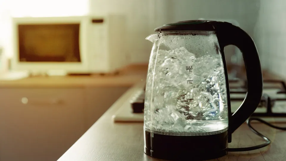 É seguro ferver a água duas vezes? Há algo que precisa saber