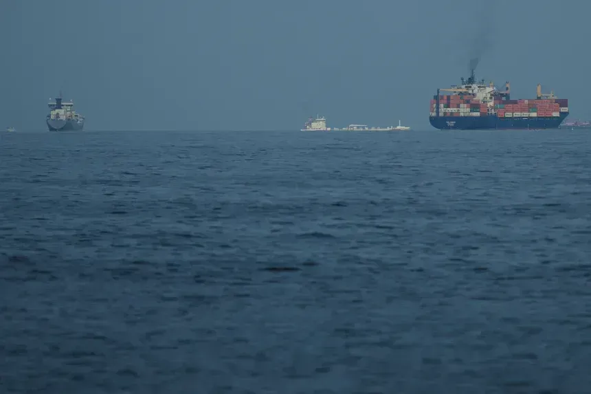 Lanchas do Irã disparam contra petroleiro no Estreito, diz organização