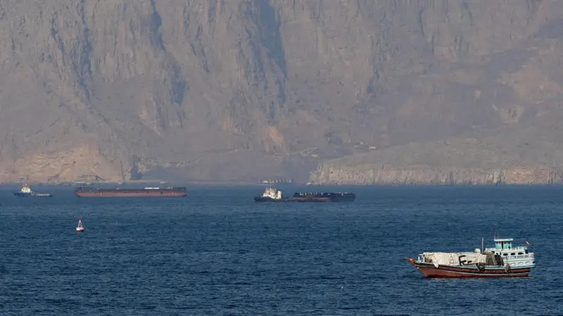 EUA bombardeiam 7 embarcações iranianas, diz Trump; tensões aumentam no estreito de Ormuz