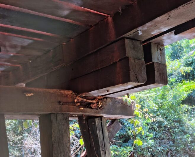 Ponte sobre o Córrego da Pedra é interditada após risco de desabamento em Coxim