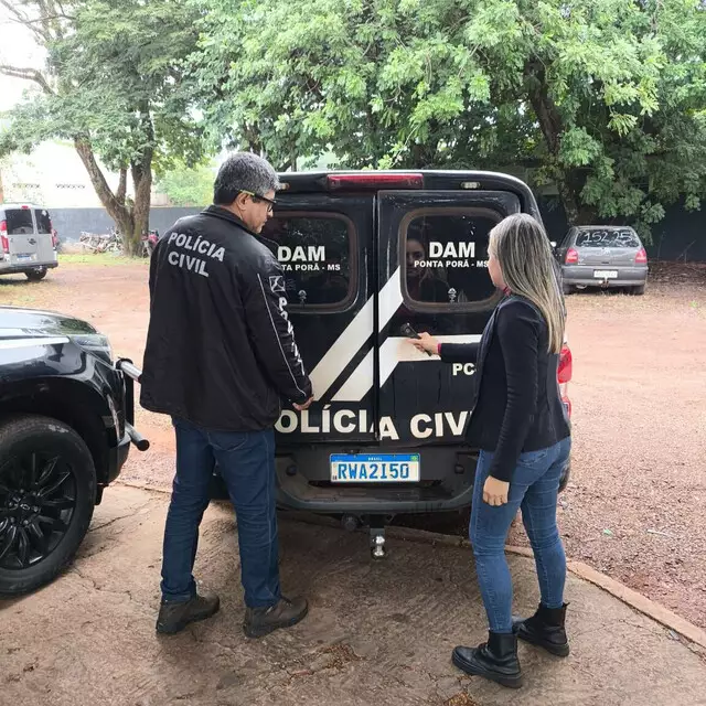 Homem invade delegacia, ameaça “arrancar cabeça” de mulher e acaba preso