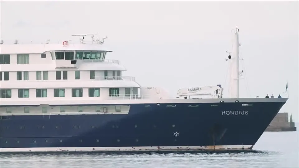 Autoridades iniciam retirada de passageiros do navio afetado por hantavírus