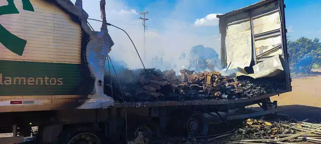 Carreta pega fogo e fecha trecho da BR-163 entre Campo Grande e Anhanduí