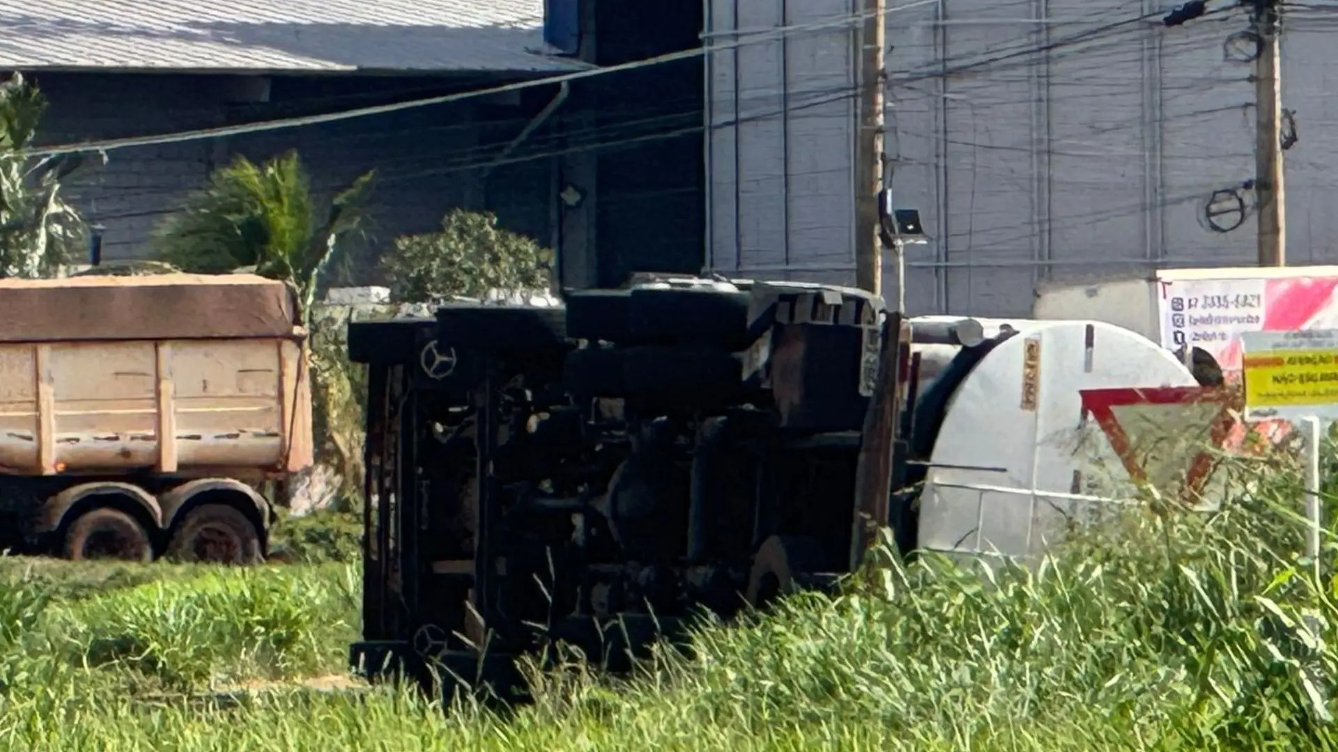 Com risco de explosão, trânsito na saída para Sidrolândia é desviado após caminhão tombar