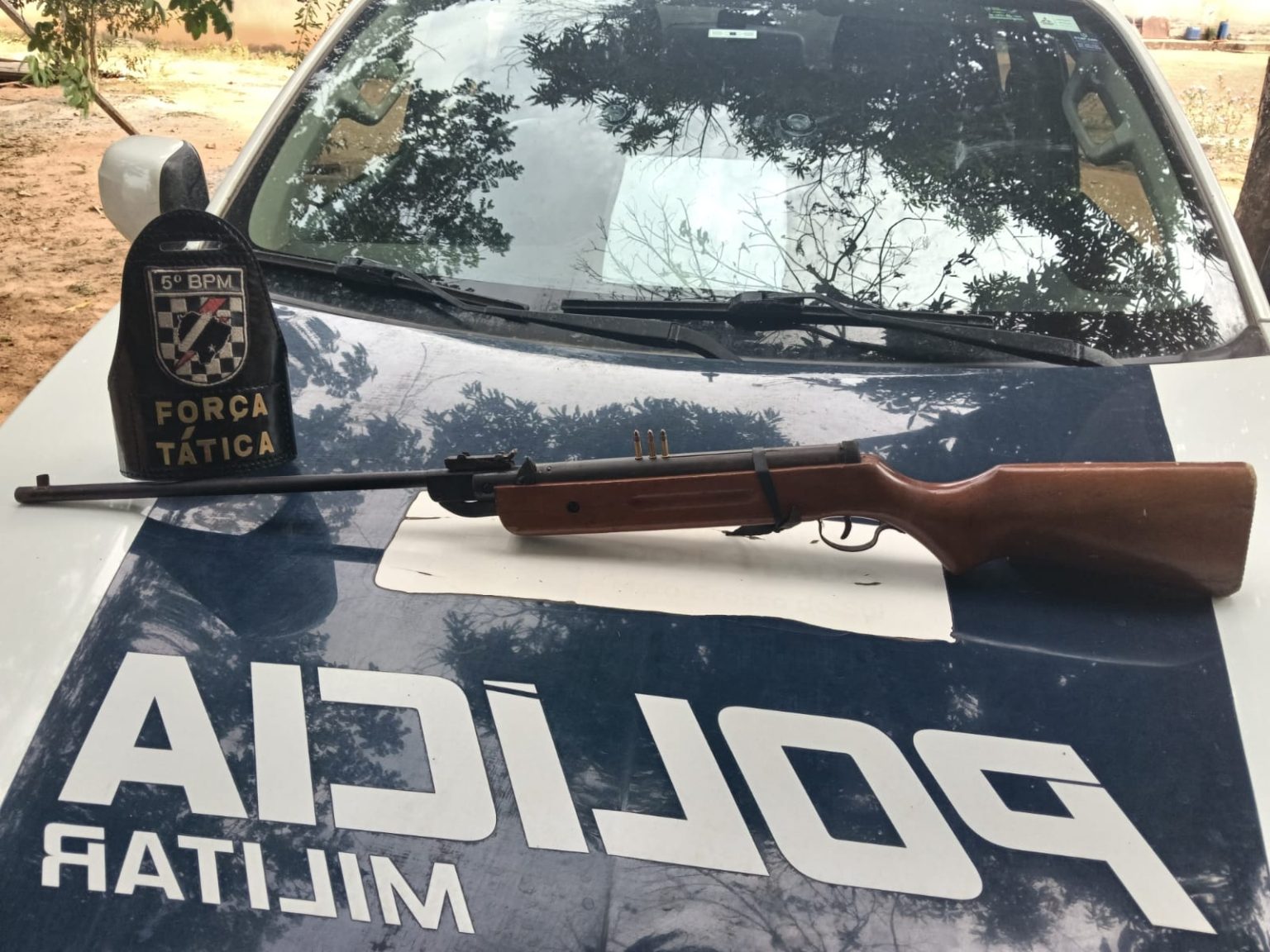 Homem é preso pela PM por ameaça e porte de arma ilegal em Coxim