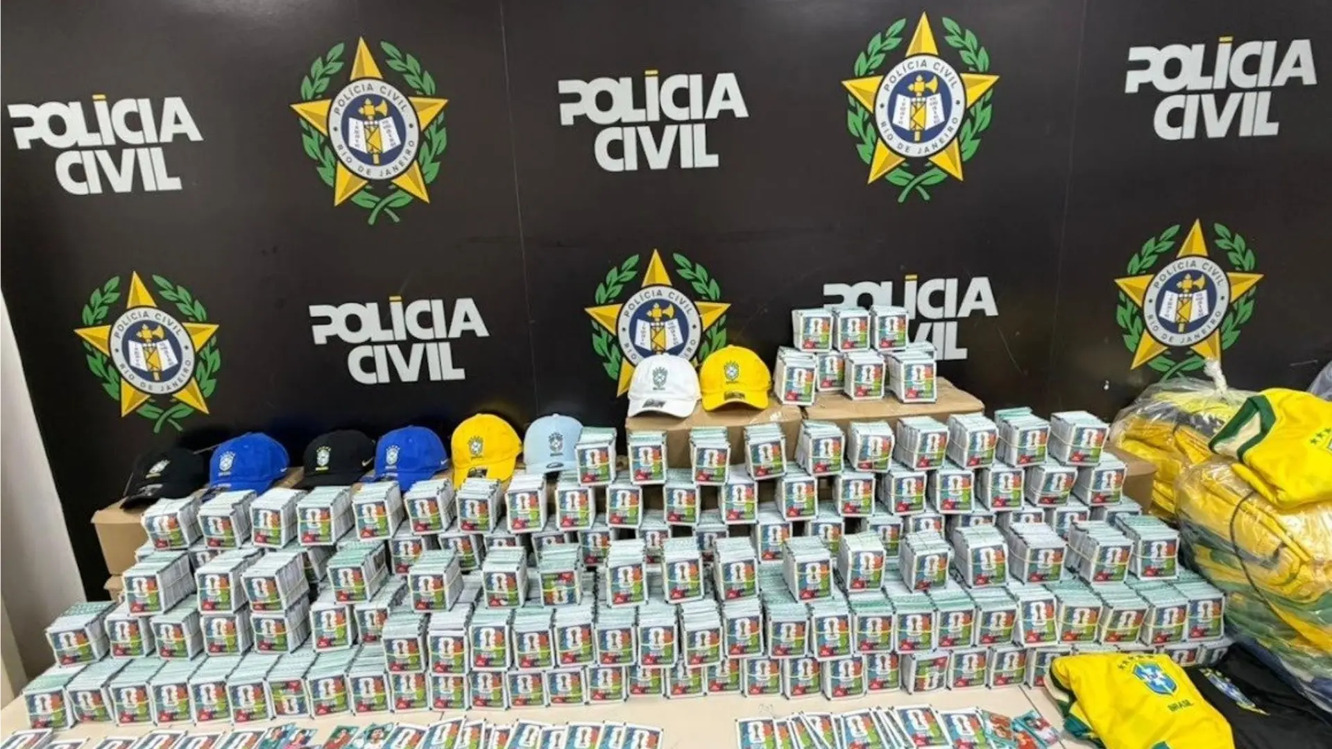 Figurinhas falsificadas da Copa do Mundo são apreendidas em operação da polícia no RJ