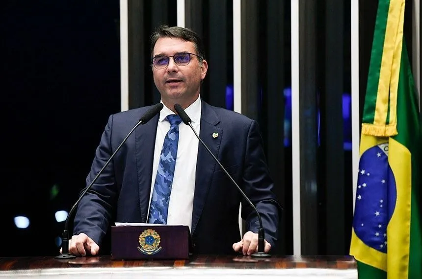 Flávio confirma negociação com Vorcaro para financiar filme sobre Bolsonaro