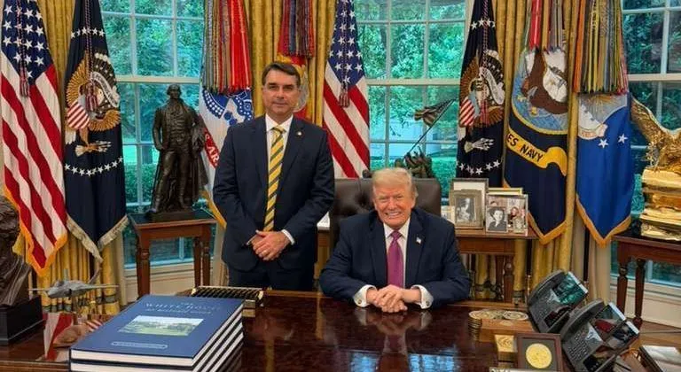 Flávio diz que pediu que Trump classifique PCC e CV como grupos terroristas