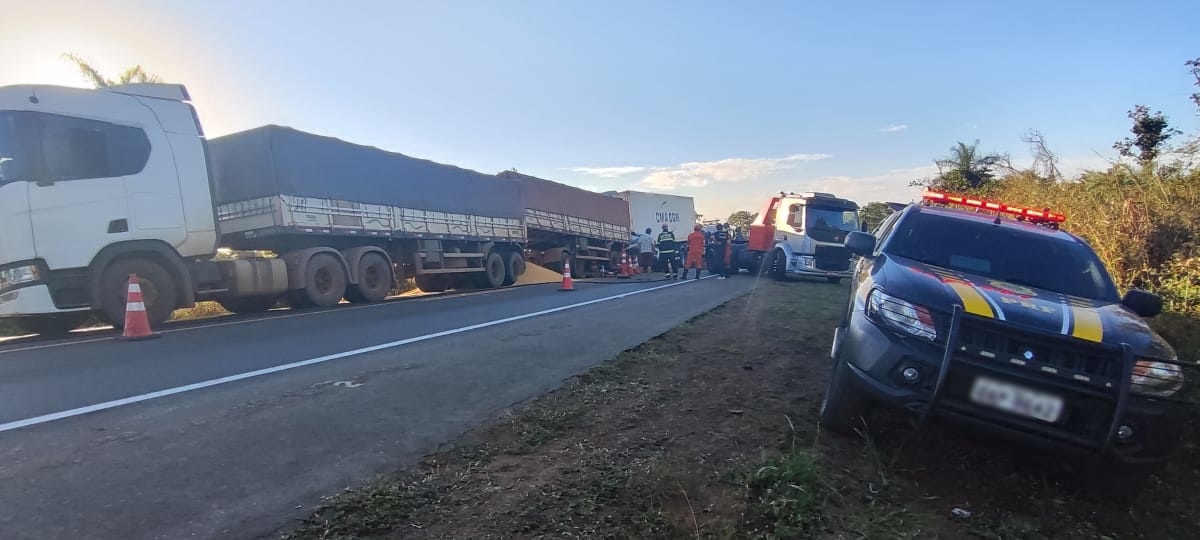 Motorista de caminhão que se envolveu em acidente com duas mortes na BR-163 recebe voz de prisão em Coxim