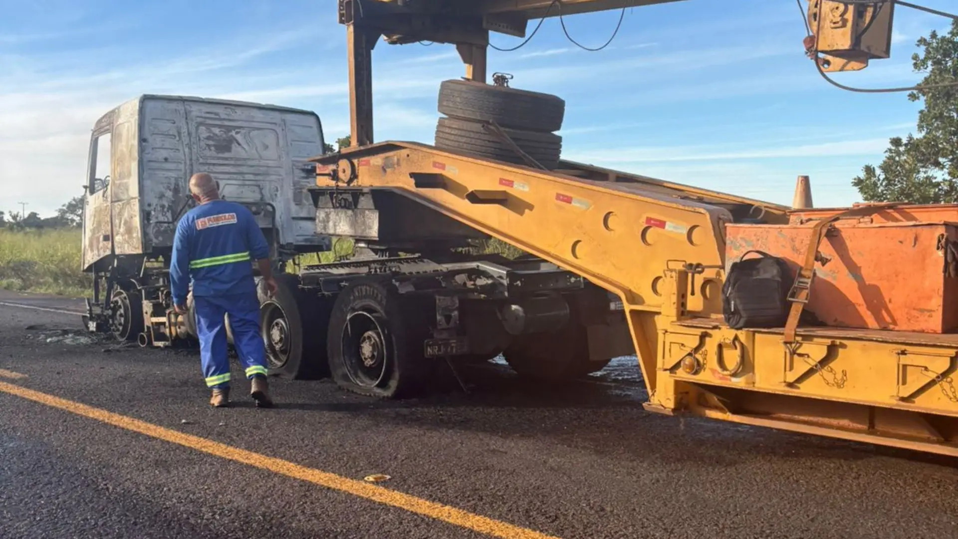 Caminhão pega fogo e indêncio provoca congestionamento de 5 km na BR-163
