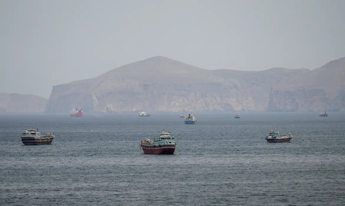 Mísseis atingem navio de guerra dos EUA que tentava entrar em Ormuz