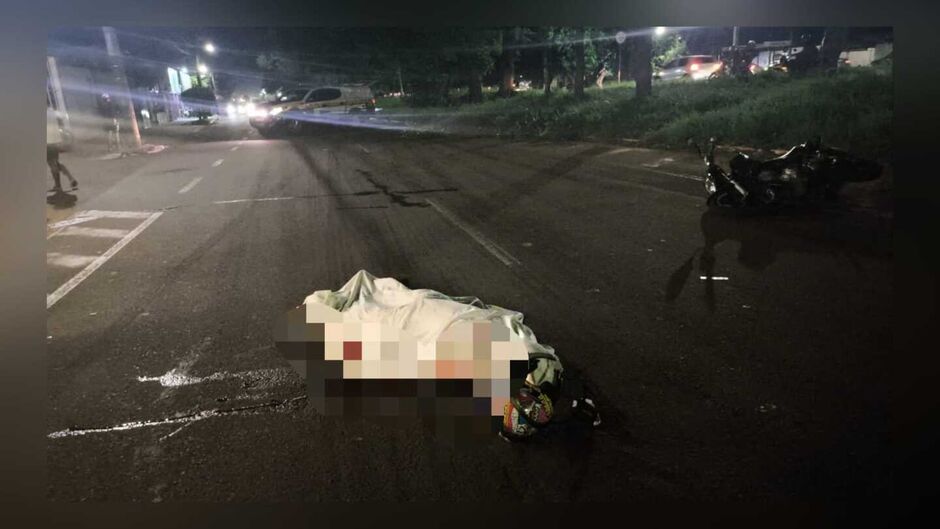 Motociclista morre em batida com carro e atropelado por ônibus na Capital