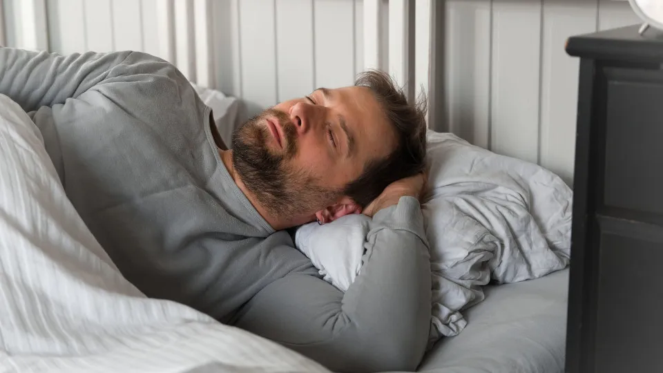 Veja o que acontece com seu corpo ao dormir do lado esquerdo