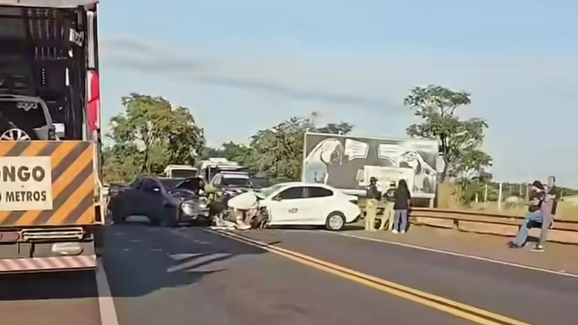 Colisão entre veículo oficial e picape deixa três feridos na BR-163 em Campo Grande