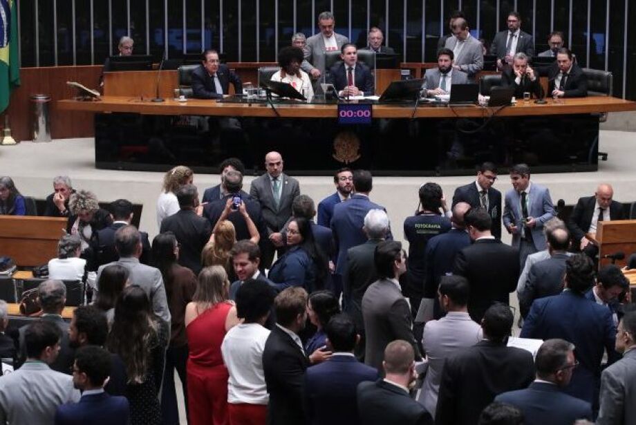 Câmara aprova fim da escala 6×1, todos deputados de MS votam a favor