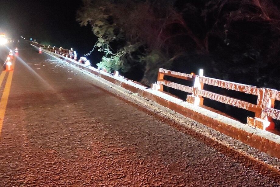 Caminhão rompe mureta na ponte da BR-163 e afunda no Rio Vacaria
