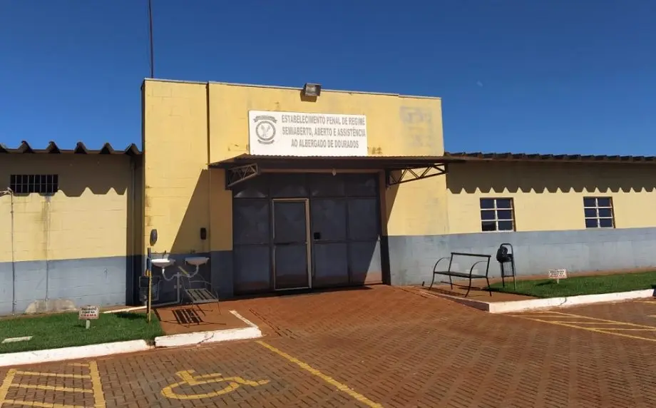 Preso faz buraco em cela para agredir outro interno em Dourados