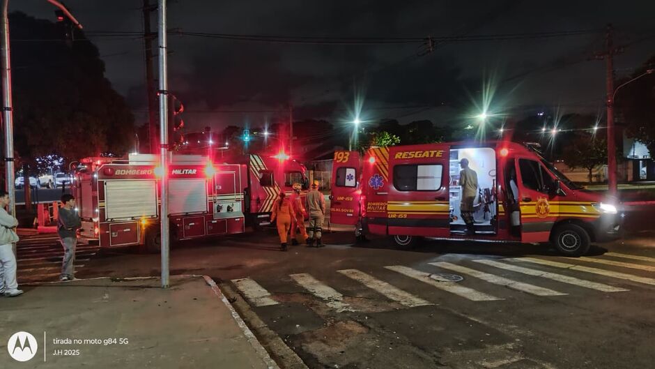 Motociclista avança em sinal vermelho e é atingido por carro em Campo Grande