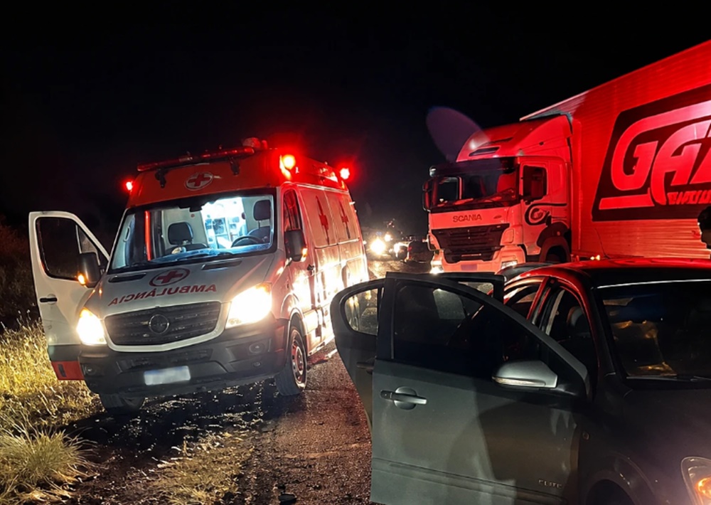 Ambulância de São Gabriel do Oeste se envolve em acidente com carreta e carro na BR-163
