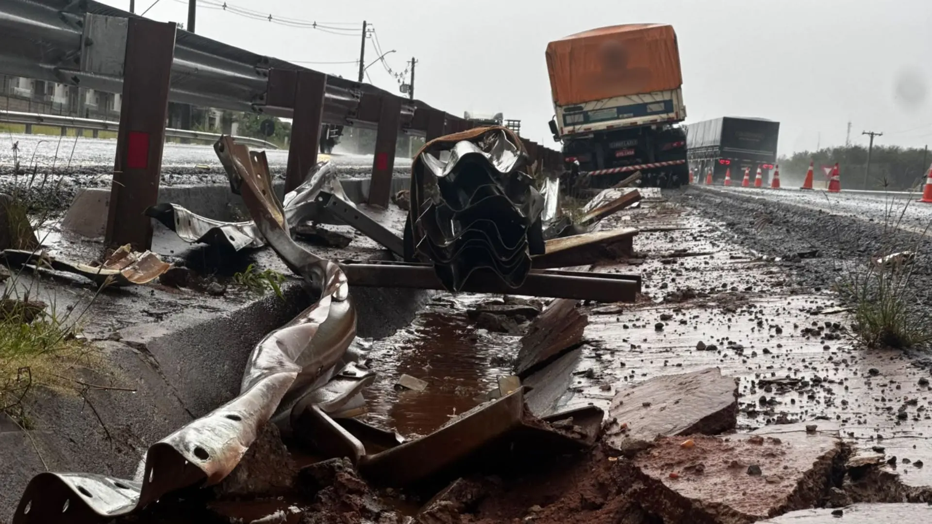 Motorista bate em guard-rail e abandona carreta na BR-163 em Campo Grande