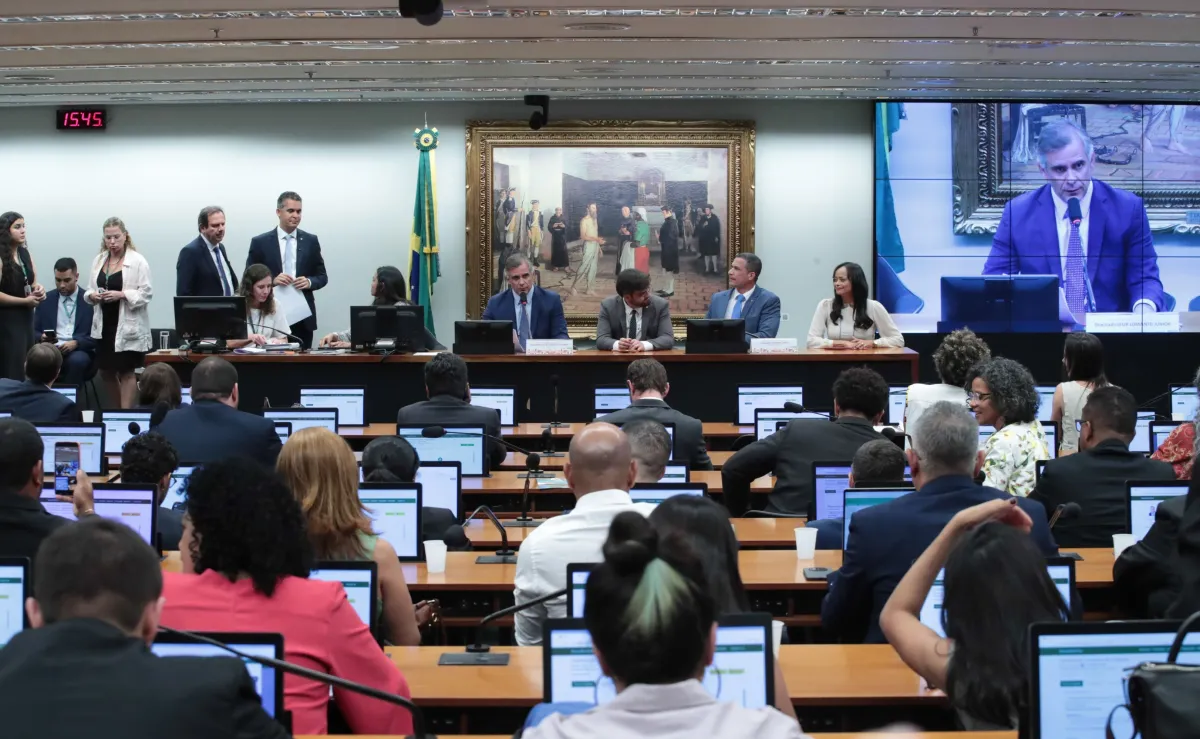 CCJ da Câmara aprova proposta que reduz maioridade penal de 18 para 16 anos