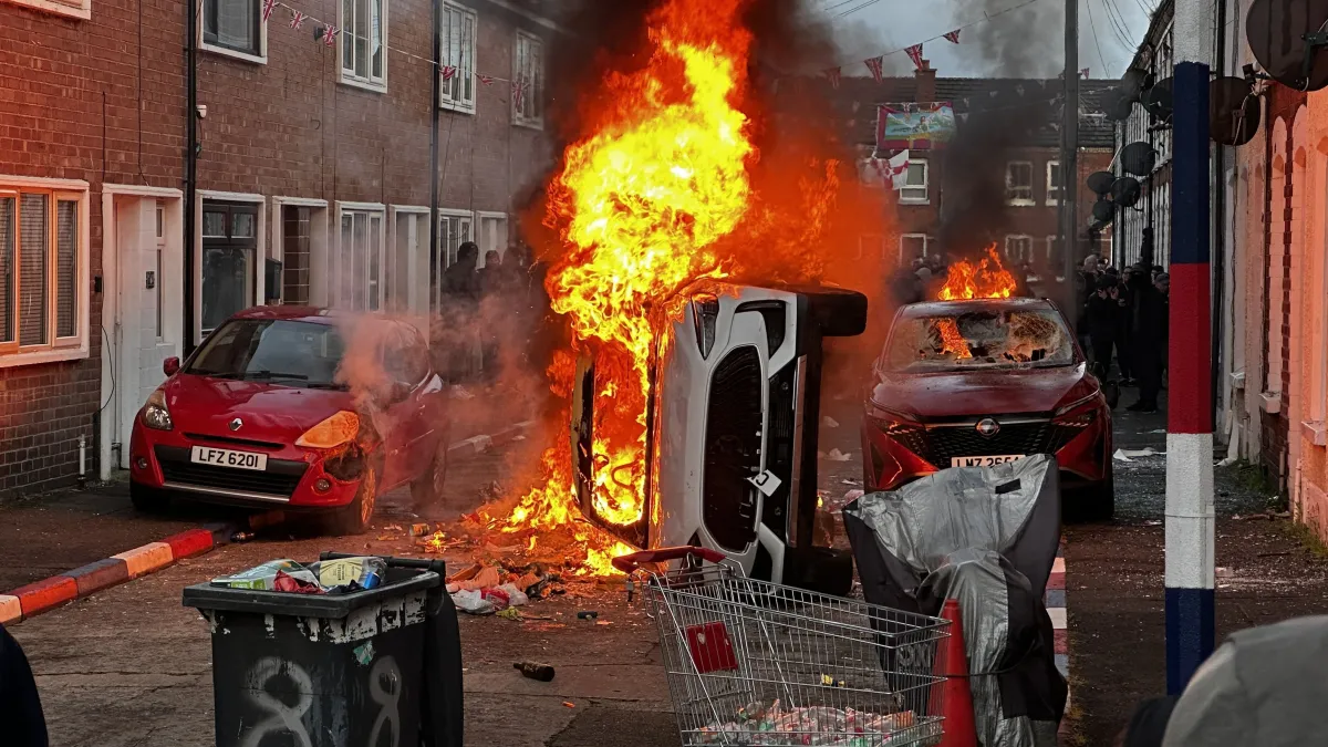 Violência na Irlanda do Norte: entenda a onda de protestos anti-imigração