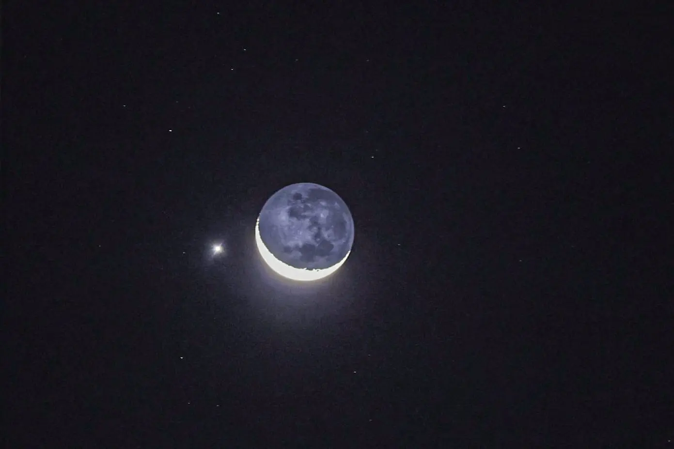 Vênus fica próximo da Lua e conjunção pôde ser vista a olho nu nesta quarta-feira