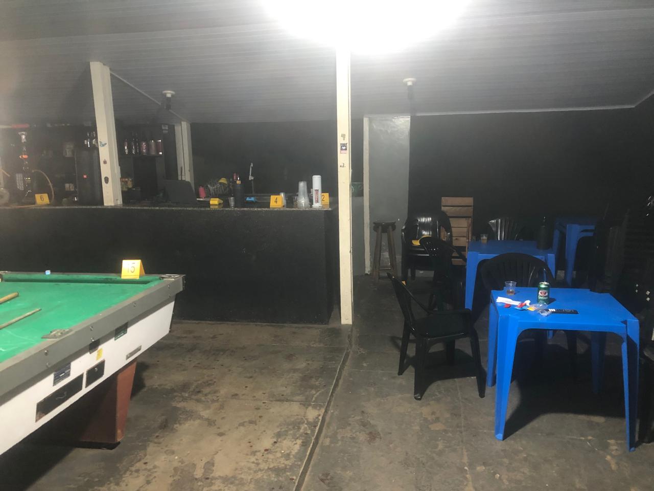 Proprietário de tabacaria e funcionário são baleados em atentado em Coxim