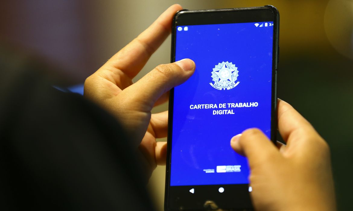 Mercado de trabalho formal cresce 2,6%; serviço público puxa alta