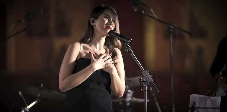 Irã condena cantora famosa a 74 chibatadas; saiba o motivo