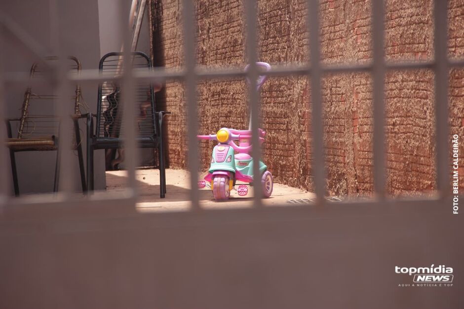 Criança autista é encontrada sozinha e com fome em casa na Capital