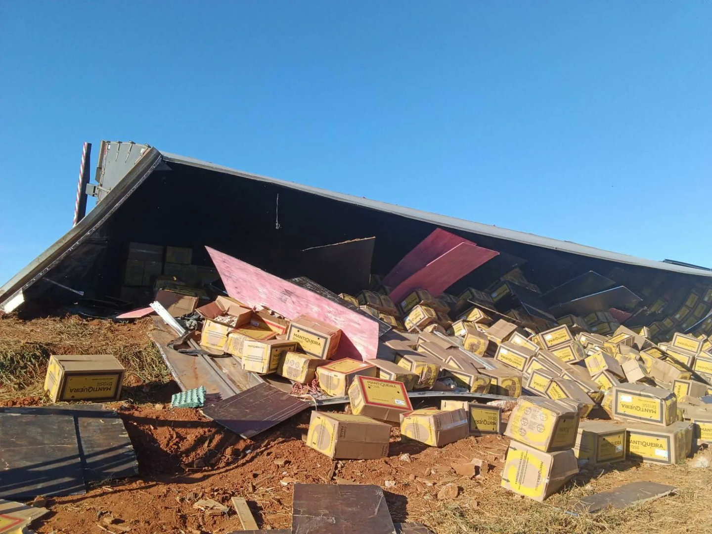 Carreta com 1,5 mil caixas de ovos tomba na MS-306 e metade da carga é saqueada