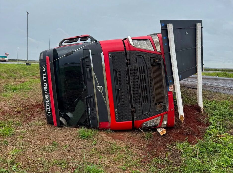 Carreta sai da pista e tomba na MS-157, em Maracaju