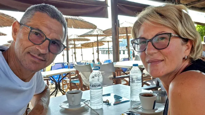 Mulher conta como segurou marido sugado para fora de avião: ‘Se morrermos, morreremos juntos’