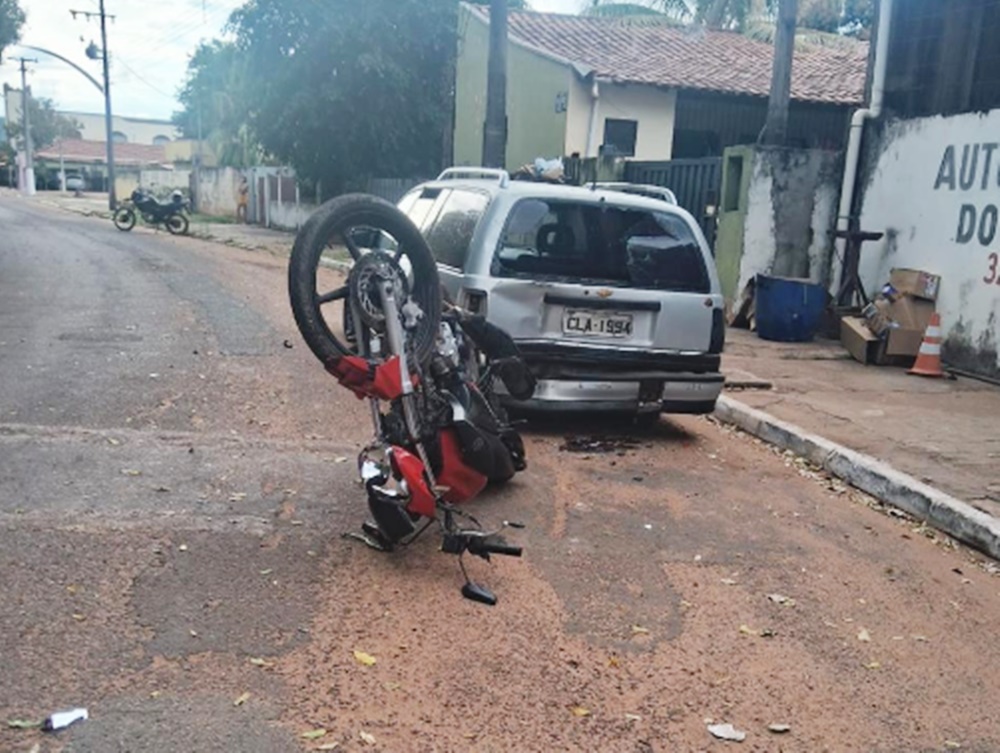 Motociclista fica ferido após bater na traseira de carro estacionado no centro de Coxim
