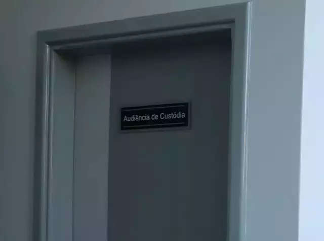 Mãe vai à missa, padrasto abusa de menino de 7 anos e vai preso