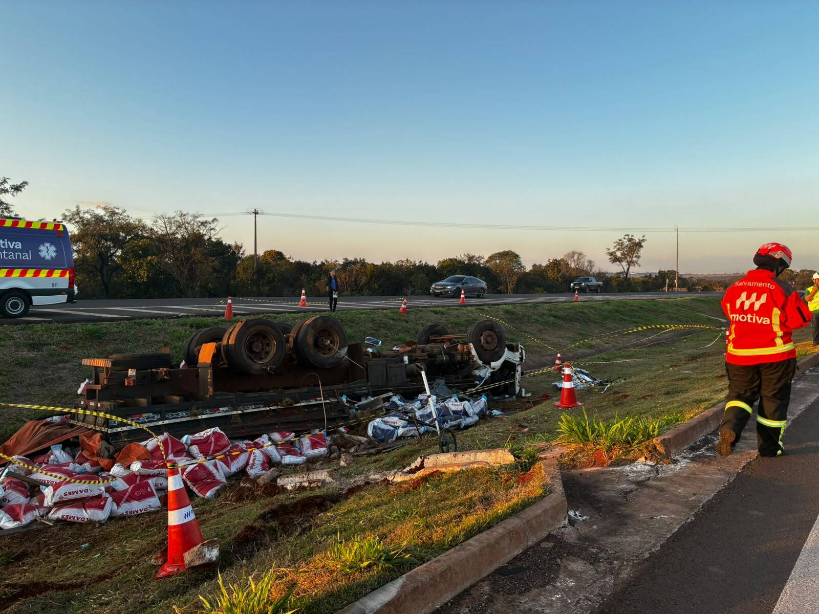 Motorista de 72 anos morre após caminhão com sal mineral capotar na BR-163