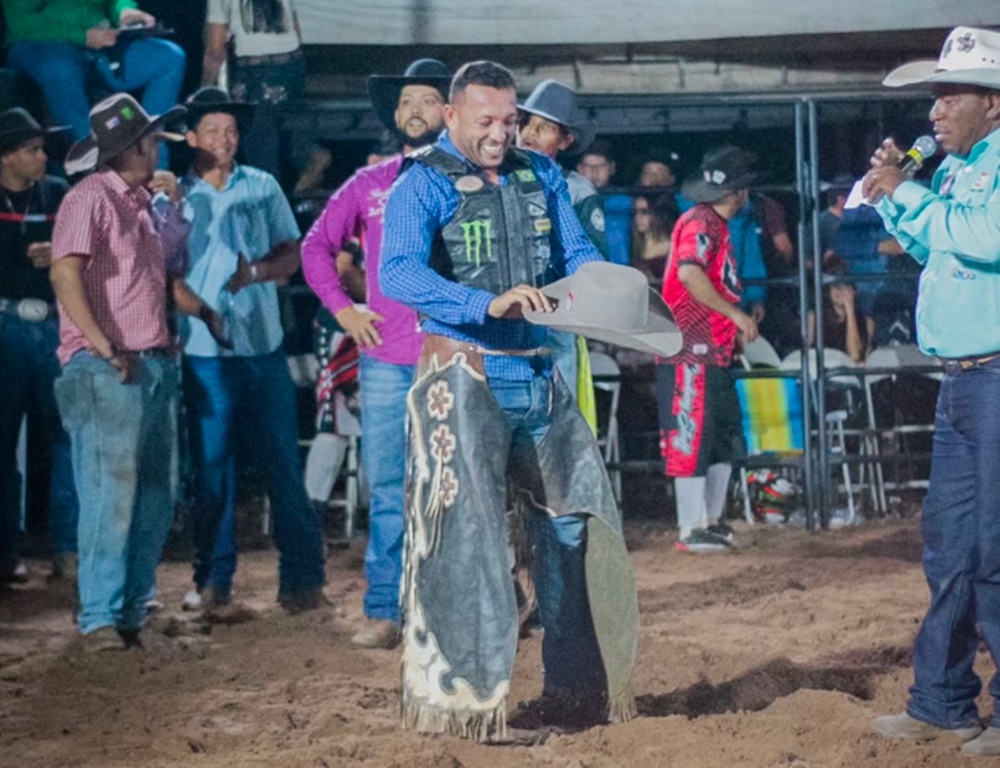 Vereador Marcinho Souza participa do Desafio do Bem no 2º Rodeio da ACR e reforça apoio às ações sociais de Coxim