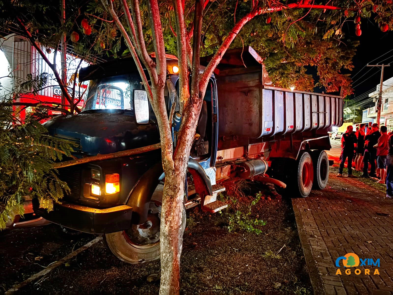 Caminhão sem freio colide contra três veículos e deixa dois feridos na Avenida Virgínia Ferreira, em Coxim