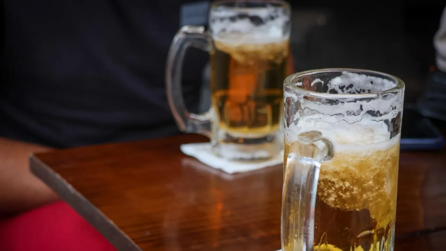 “Se é homem, vem tirar”: clientes botam cuecas em mesa de bar e agridem dono em Dourados