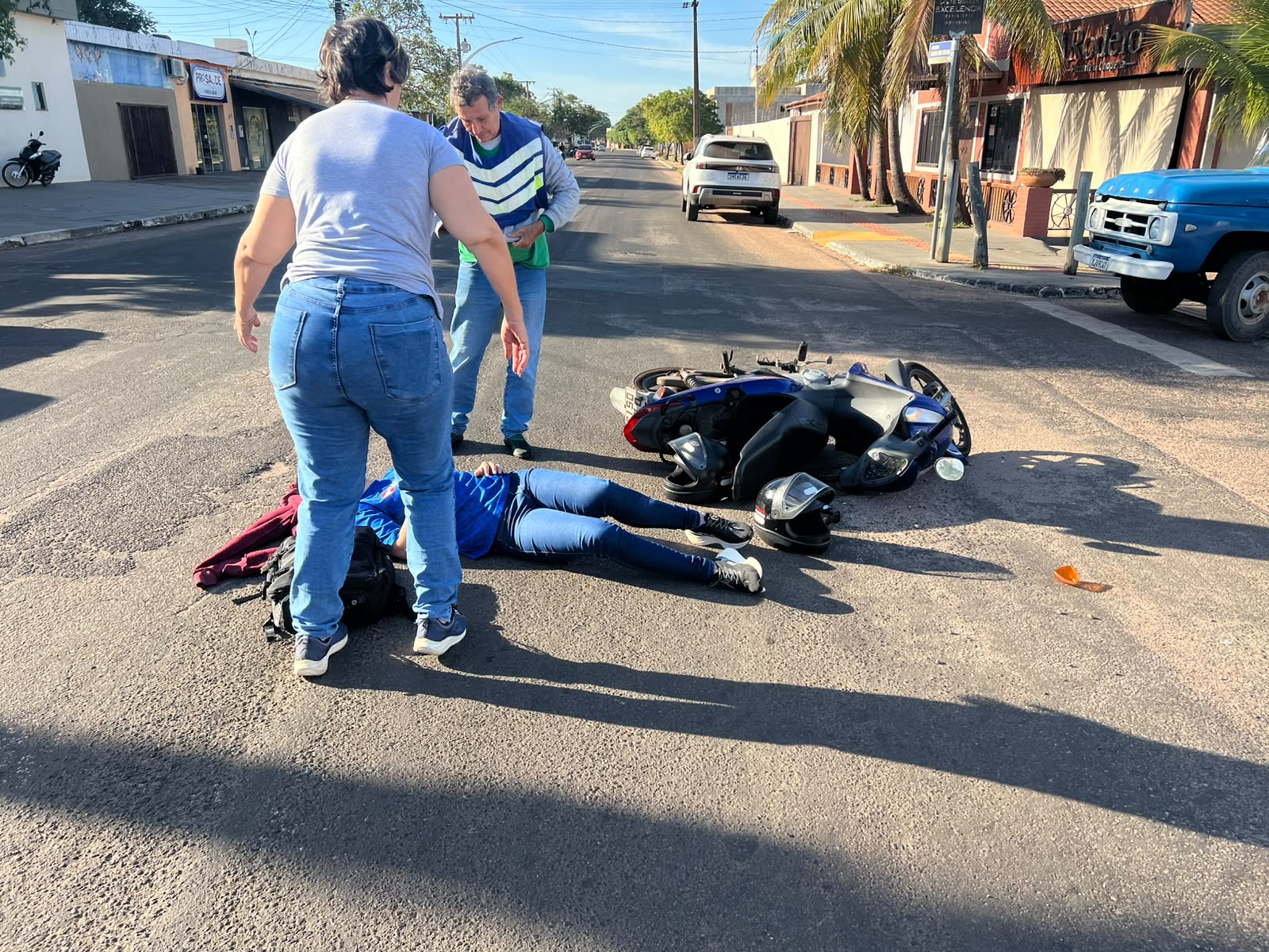 Jovem fica ferida em colisão entre motocicleta e caminhão em Coxim