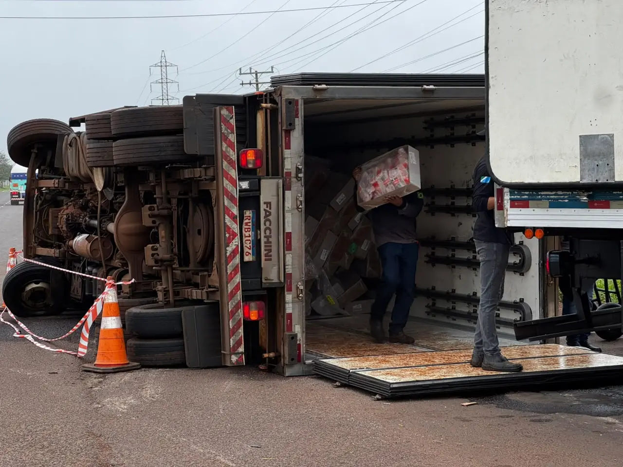 Caminhoneiro tomba com carga de carne em macroanel de Campo Grande