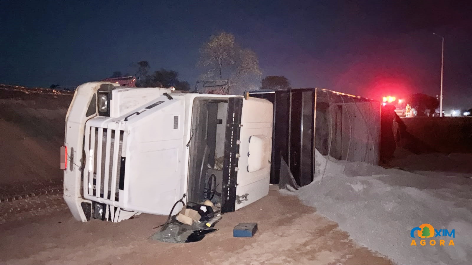 Carreta carregada com 35 toneladas de calcário tomba em obra mal sinalizada da BR-163 em Coxim