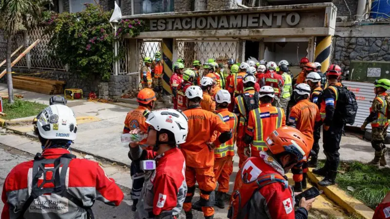 O resgate emocionante de sobrevivente de terremoto retirado de escombros após oito dias na Venezuela
